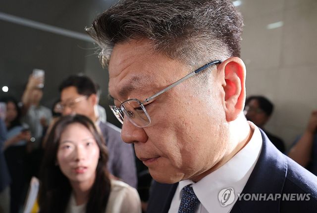 해병특검 승강기 앞에 선 이시원 전 대통령실 공직기강비서관