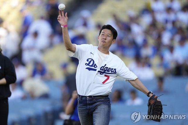 27일(현지시간) LA 다저스 홈경기서 시구하는 손흥민 