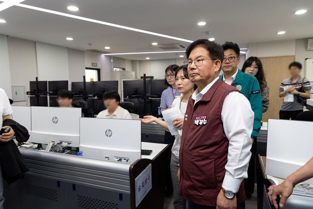 마포구 CCTV통합관제센터를 방문한 박강수 마포구청장