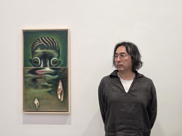 작품 설명하는 이즈미 가토