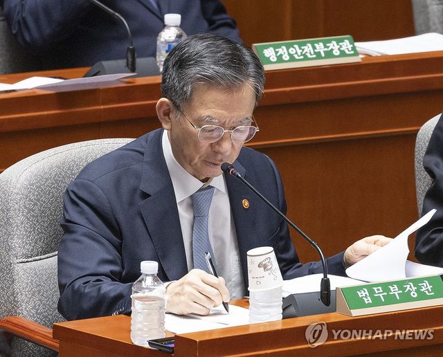 질의에 답하는 정성호 법무부 장관