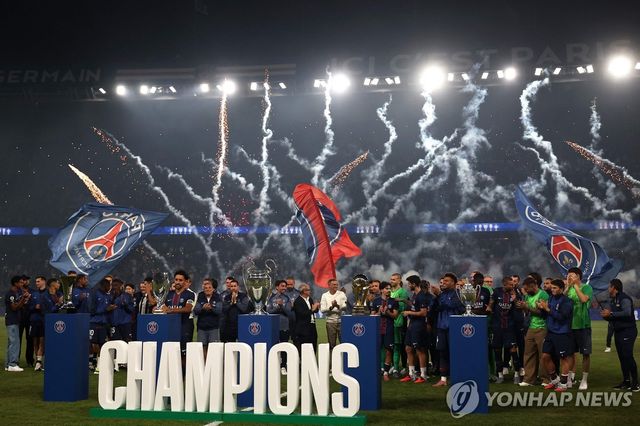 2024-2025시즌 UCL 챔피언 파리 생제르맹 선수들의 세리머니 모습.