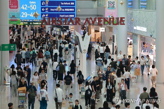 붐비는 인천국제공항 면세 구역