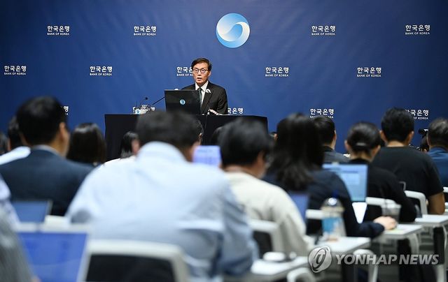 기자간담회 하는 이창용 총재