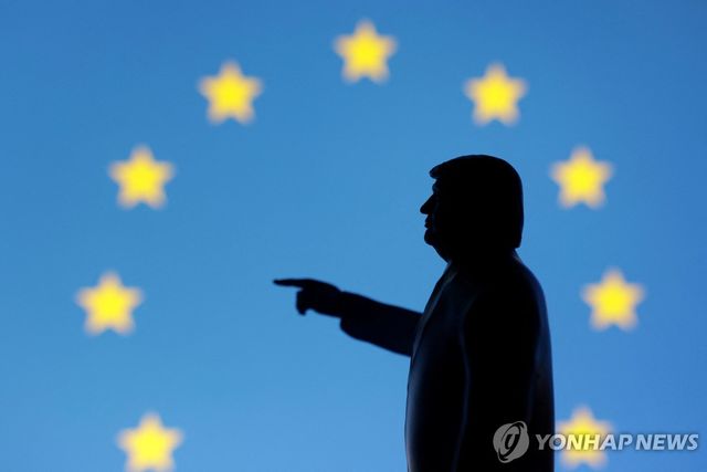 EU 깃발과 트럼프 대통령
