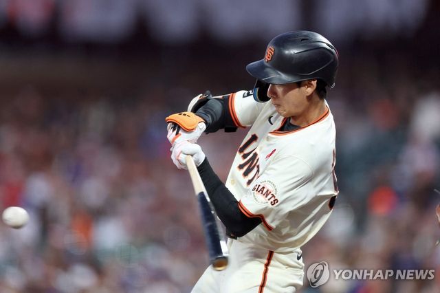 타격하는 이정후