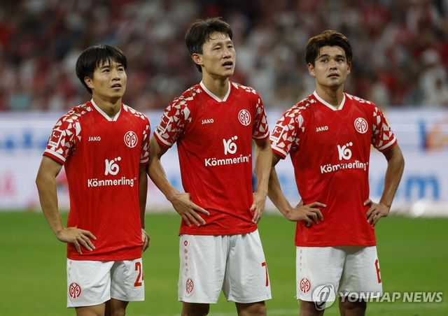 UECL 본선 진출 확정 후 동료들과 팬들에게 인사하는 이재성(가운데).