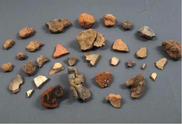 부여군 쌍북리 일대에서 발견된 소조상 및 불탄 기와 조각