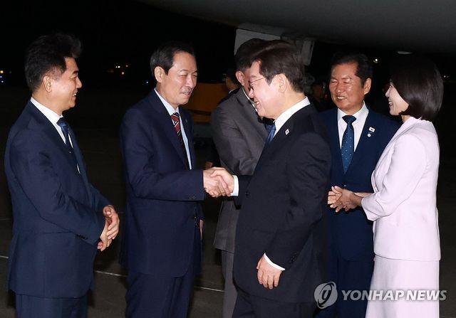 이재명 대통령, 우상호 정무수석과 인사