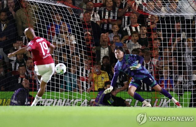 승부차기 마지막 키커로 나서 실축하는 맨유의 브라이언 음뵈모