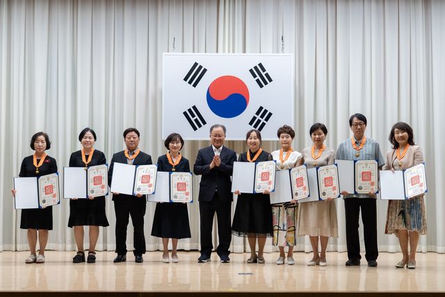 부산교육청, 초·중등 퇴직 교원 정부포상 전수