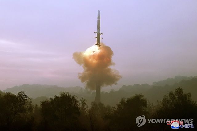 북한, 최신형 ICBM '화성포-19형' 시험발사 성공...김정은 참관