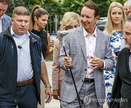 퍼트를 들고 LIV 골프 유치를 설명하는 랜드리 주지사.