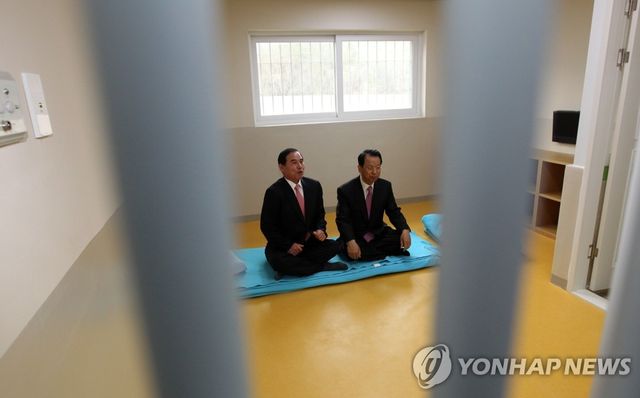 2010년 11월 개소를 앞두고 소망교도소 관계자들이 시설을 설명하고 있다.