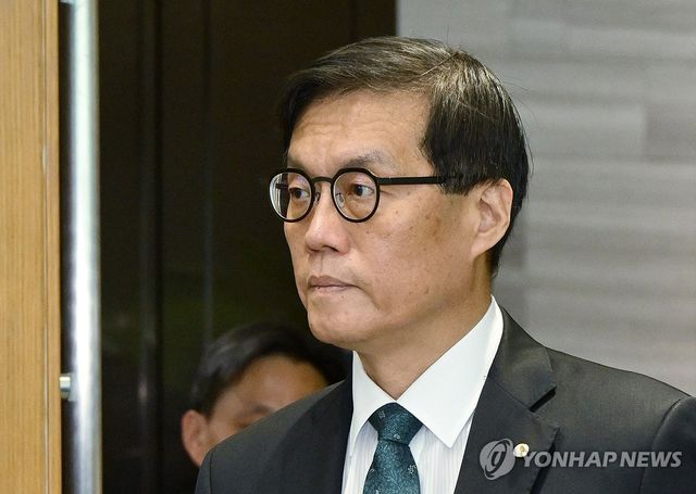 금통위 참석하는 이창용 한은 총재