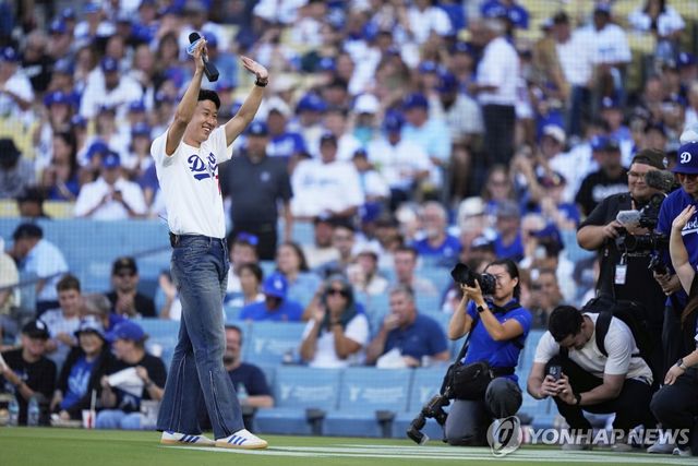 27일(현지시간) LA 다저스 홈경기서 시구 후 두 손을 흔들어 인사하는 손흥민 