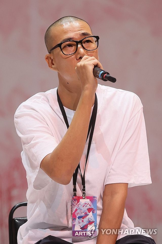 인사말 하는 김성훈 안무가