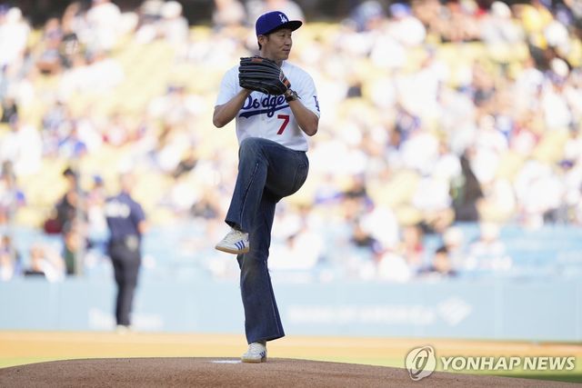 27일(현지시간) LA 다저스 홈경기서 시구하는 손흥민