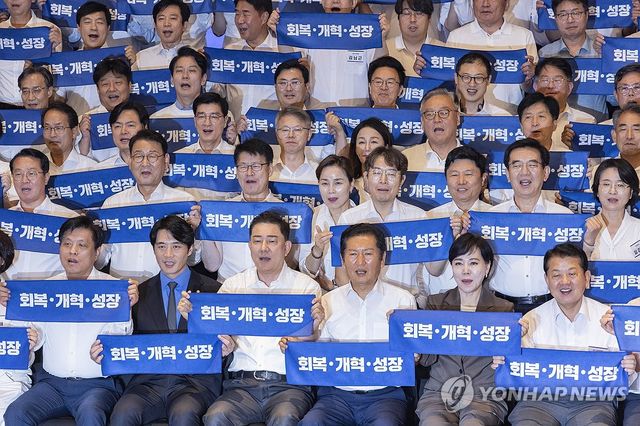 민주당 의원 워크숍, 구호 외치는 의원들