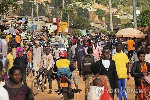 르완다 수도 키갈리 외곽 시장 전경