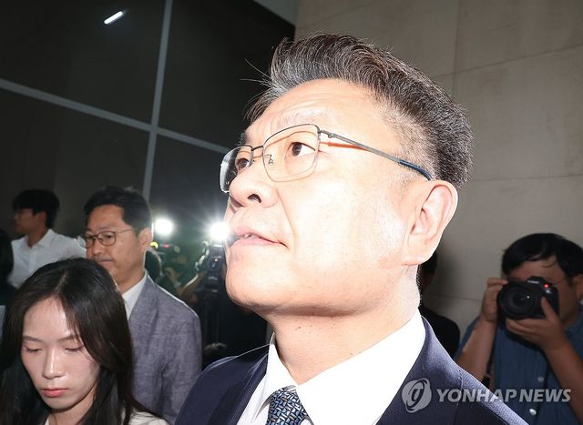 해병특검 승강기 앞에 선 이시원 전 대통령실 공직기강비서관