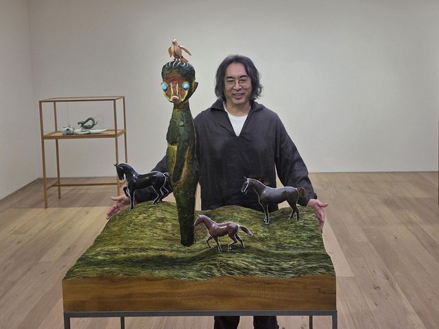 작품 설명하는 이즈미 가토