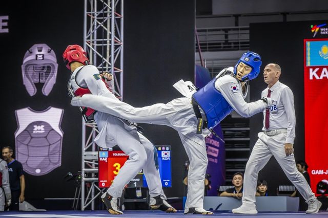 공격 시도하는 강재권(오른쪽)