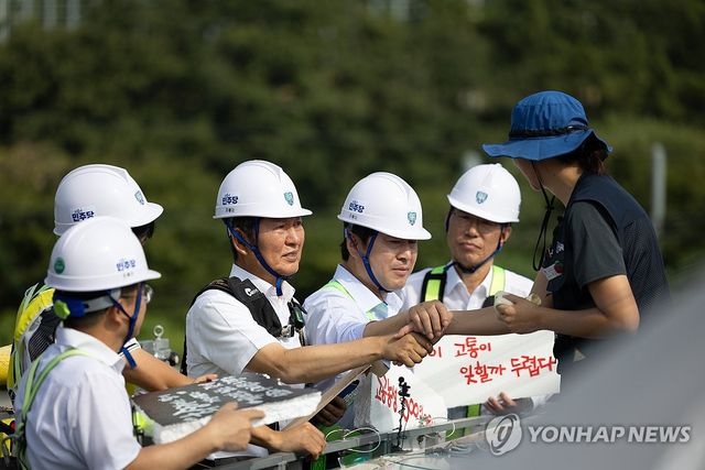 구미 고공농성장 찾은 정청래