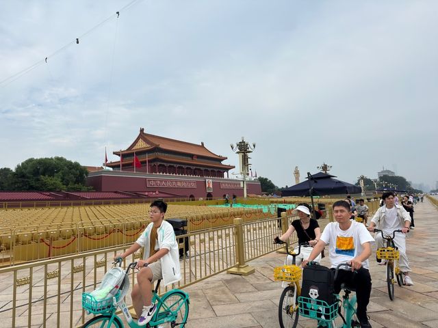 톈안먼 앞 지나는 베이징 시민들