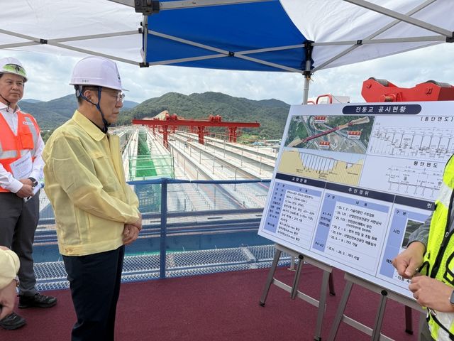 세종포천고속도로 오송지선 건설공사 현장 점검하는 김윤덕 국토교통부 장관