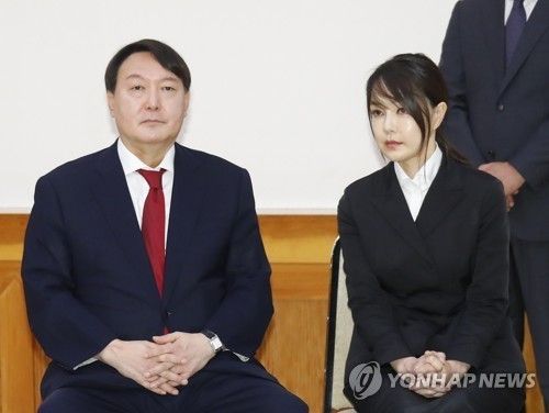 수여식 참석한 윤석열 신임 검찰총장 내외