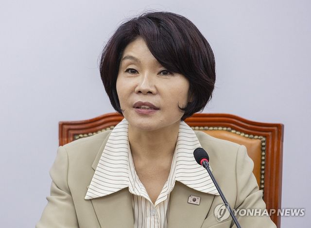 원내대책회의에서 발언하는 한정애 정책위의장