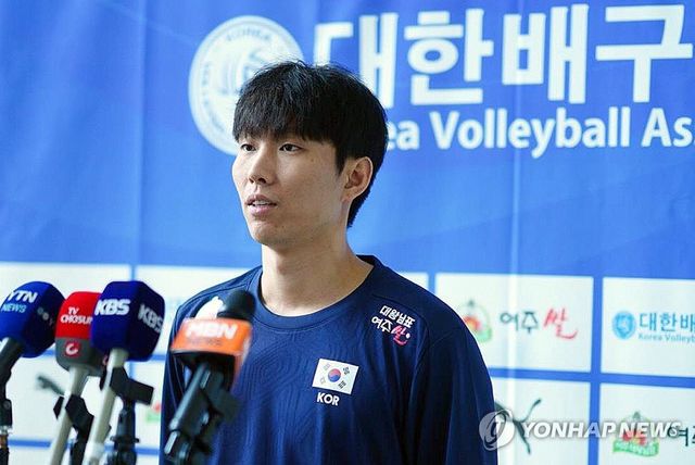 질문에 답하는 대표팀 주장 세터 황택의