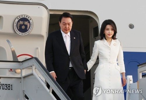스페인 도착한 윤석열 대통령 내외