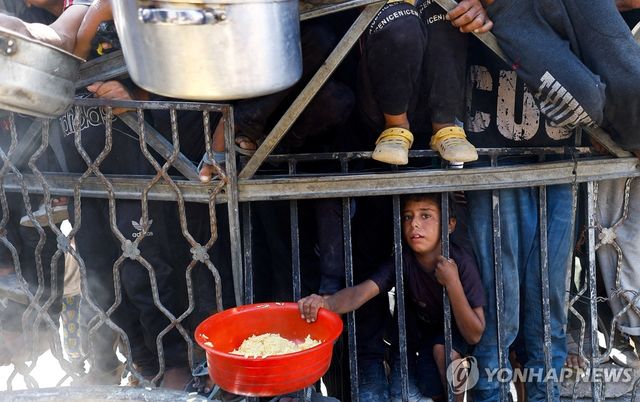 28일 가자지구에서 식량 구하는 어린이