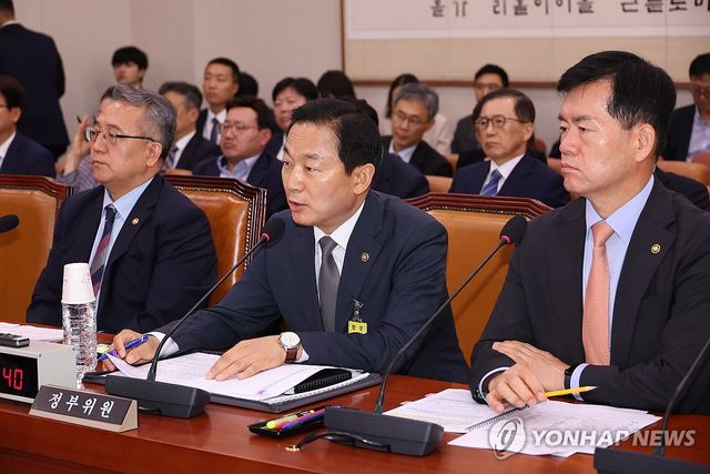 답변하는 이두희 국방부 장관 직무대행