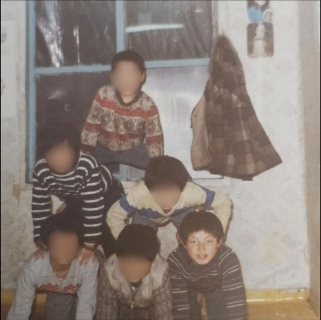 S보육원서 초등학교 시절 유진수 대표(맨 아랫줄의 맨 오른쪽)