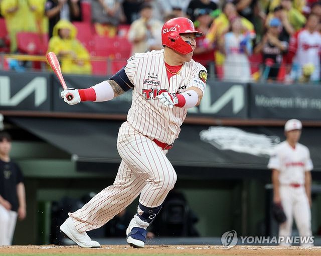 안타 치는 최형우