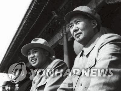1954년 중국 열병식을 지켜보는 북중 정상