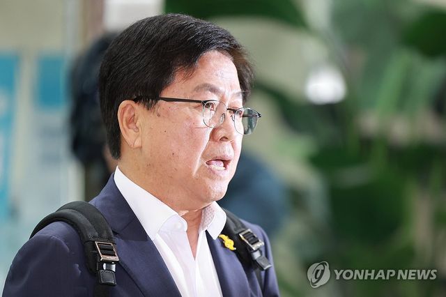 취재진 질문에 답하는 최교진 교육부 장관 후보자