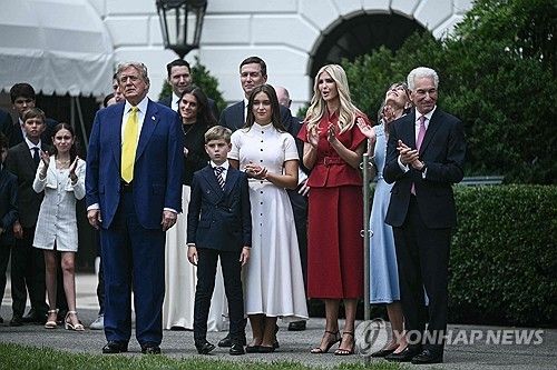 트럼프 대통령과 사돈인 쿠슈너 대사(맨 오른쪽)