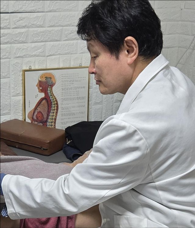 물리치료사로서 일하는 유진수 대표 모습