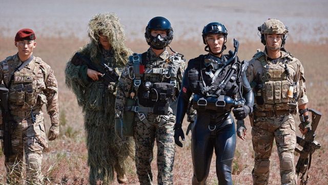 길리슈트 착용한 국군 장병(왼쪽에서 두 번째)