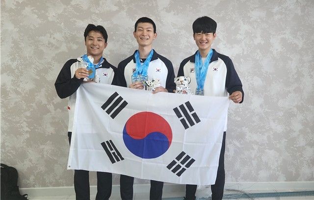 (왼쪽부터) 50ｍ 소총복사 남자 일반부 단체전 금메달 합작한 김정현, 김나관, 정승