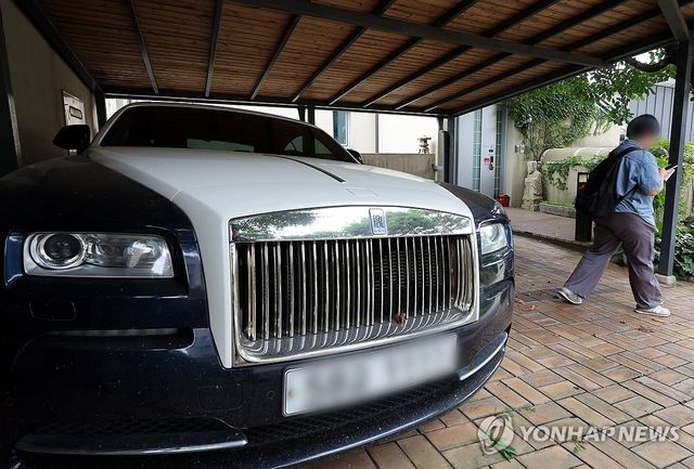 김건희 특검, 나토목걸이·시계 수수 의혹 관련자 주거지 압수수색