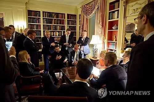 유럽 정상들과 볼로디미르 젤렌스키 우크라이나 대통령의 회의 모습