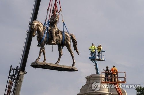 지난 2021년 버지니아에 있던 로버트 리 남부연합군 사령관의 동상이 철거되는 모습 [UPI 연합뉴스. 재판매 및 DB 금지]