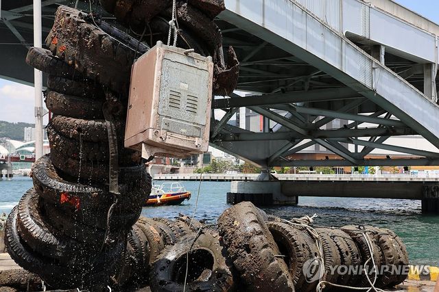 부산 앞바다에 버려진 폐타이어