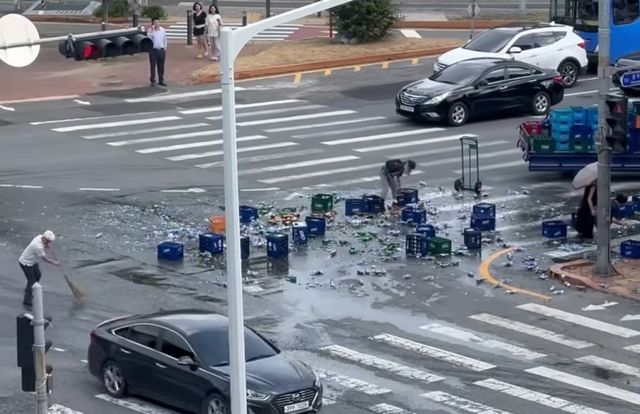 도로 위로 쏟아진 맥주병