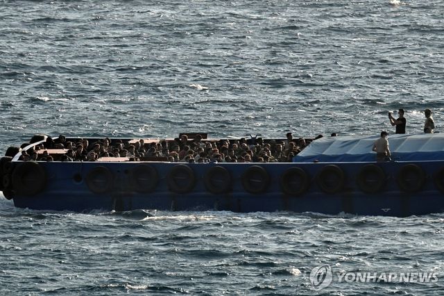 그리스 해안을 통해 들어오는 불법 이민자들
